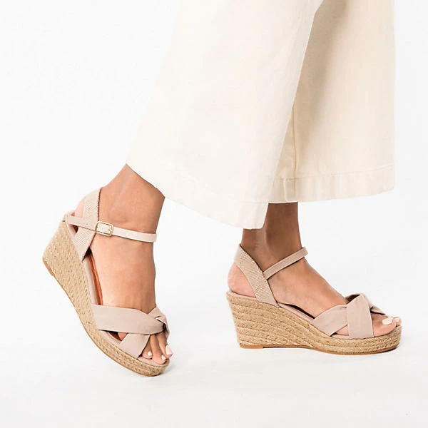 Sandaletten Mit Keilabsatz 4 Sandaletten Mit Keilabsatz – Bild 2